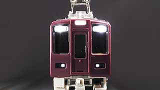 前照灯点灯時のイメージです。標識灯はスイッチにより点灯・消灯を選択でき、特急列車など両方を点灯する姿も再現できます。